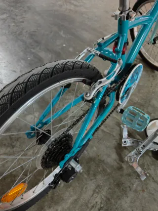 Bicicleta azul con pata de cabra