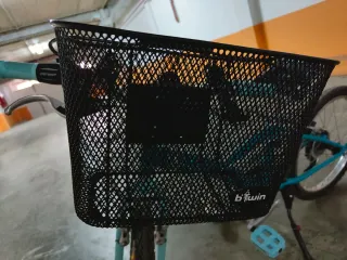 Bicicleta azul con pata de cabra