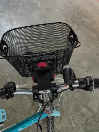 Bicicleta azul con pata de cabra