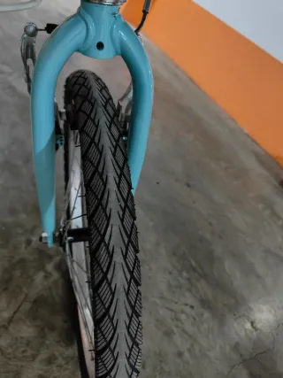 Bicicleta azul con pata de cabra