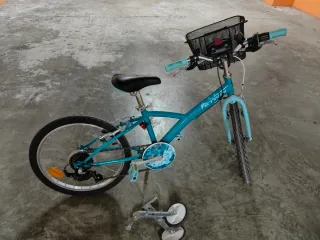 Bicicleta azul con pata de cabra