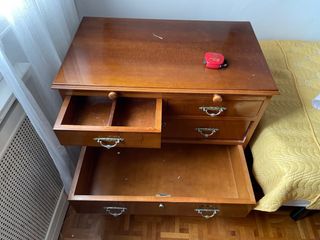 Cómoda de madera con cajones y tabla/mesita