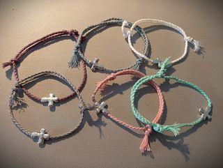 Pulseras Cruz Plateada