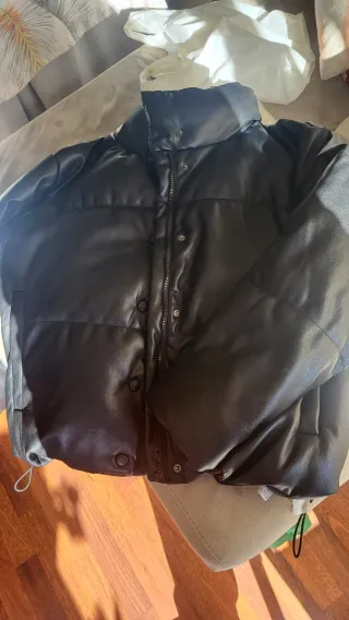 Cazadora efecto piel negra