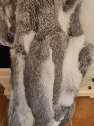 Chaleco de piel gris y blanco