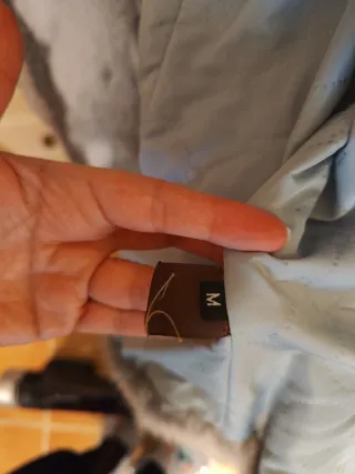 Chaleco de piel gris y blanco