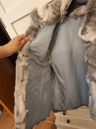 Chaleco de piel gris y blanco