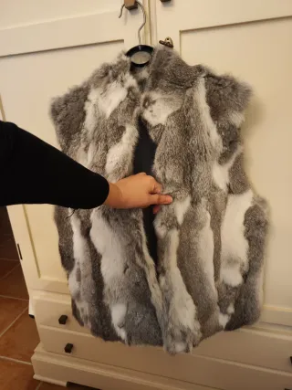 Chaleco de piel gris y blanco