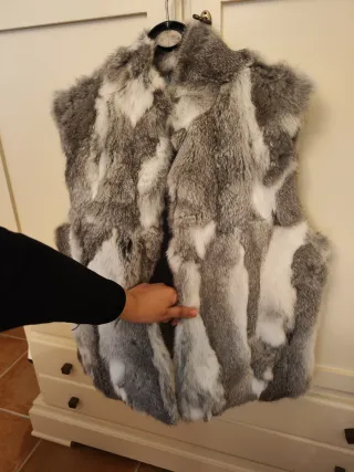 Chaleco de piel gris y blanco