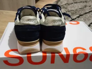 Zapatillas Saucony Azul y Dorado.