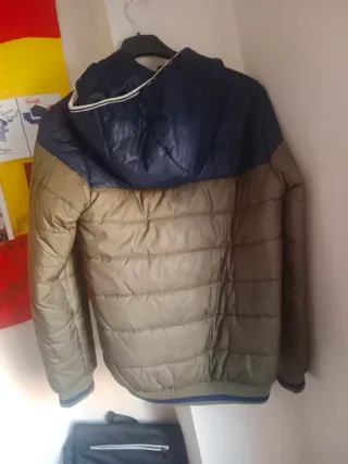 Abrigo acolchado azul y verde