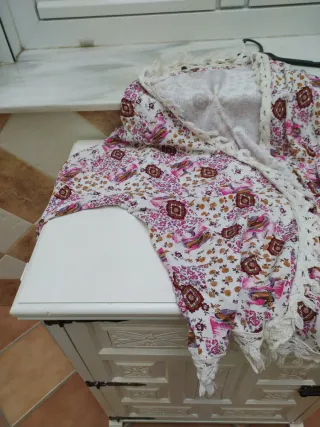 Kimono floral blanco y rosa con encaje