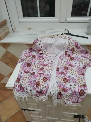 Kimono floral blanco y rosa con encaje