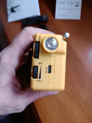 Radio de emergencia dinamo y carga USB