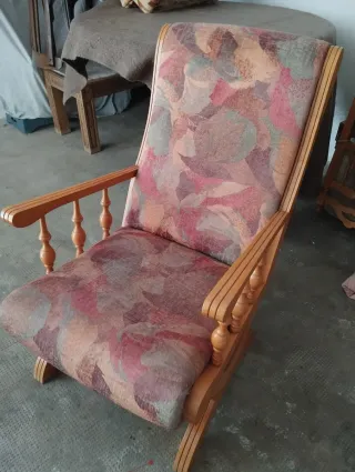 Sillón de madera y tela estampado