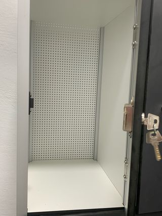 Taquilla metálica gris con llave