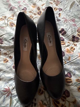 Zapatos de tacón Clarks negros de piel