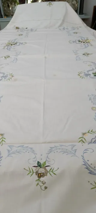 Mantelería bordada floral beige