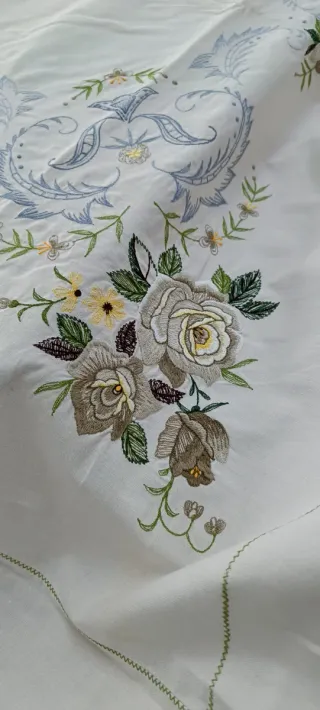 Mantelería bordada floral beige