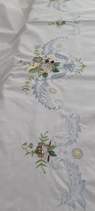 Mantelería bordada floral beige