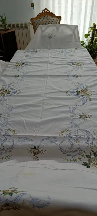 Mantelería bordada floral beige