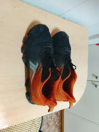 Zapatillas deportivas negras y naranjas