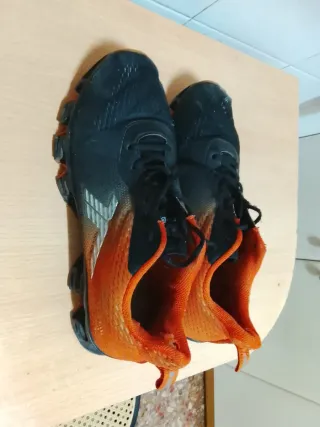 Zapatillas deportivas negras y naranjas