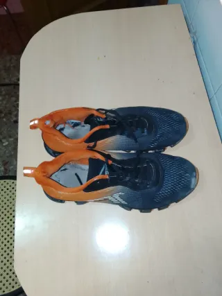 Zapatillas deportivas negras y naranjas