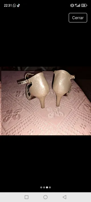 Zapatos de tacón dorados con tiras