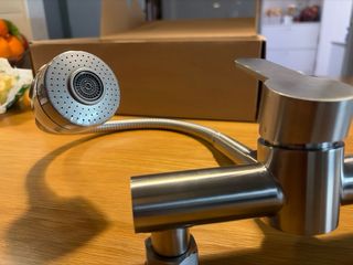 Grifo de cocina metálico plateado