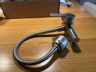 Grifo de cocina metálico plateado