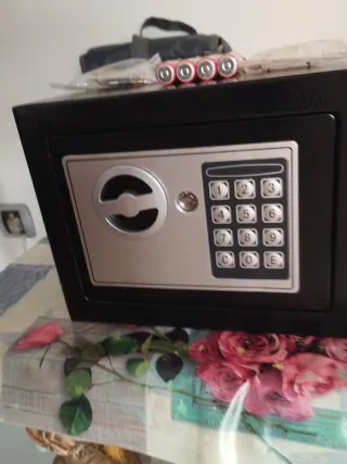 Caja fuerte con llaves y código