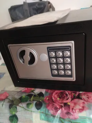 Caja fuerte con llaves y código