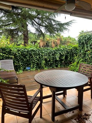 Mesa redonda de madera para exterior