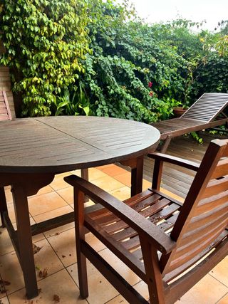 Mesa redonda de madera para exterior