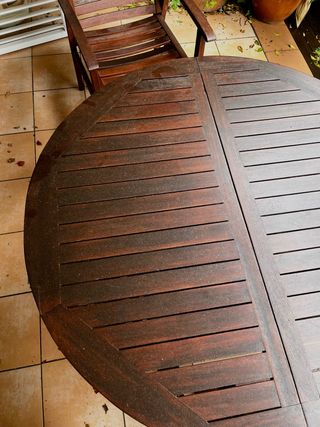 Mesa redonda de madera para exterior