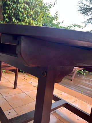 Mesa redonda de madera para exterior