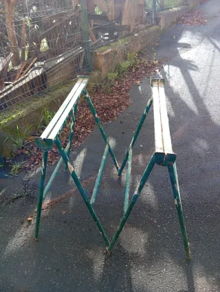 Caballete metálico plegable