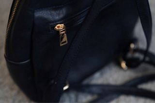 Mochila negra con bordado