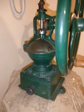 Macinino da caffè antico in ghisa verde