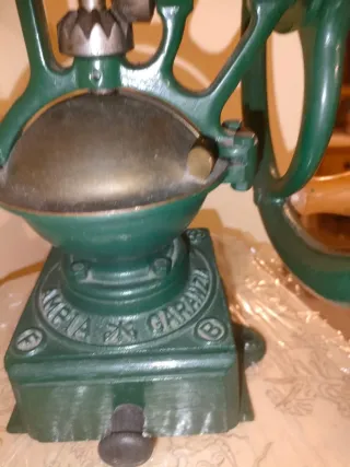 Macinino da caffè antico in ghisa verde