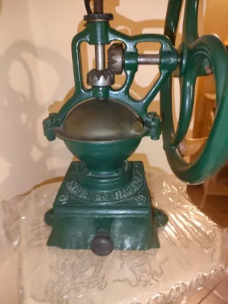 Macinino da caffè antico in ghisa verde