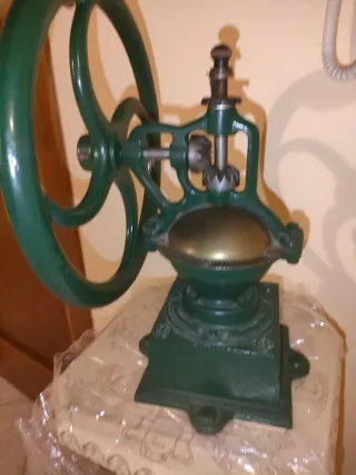 Macinino da caffè antico in ghisa verde