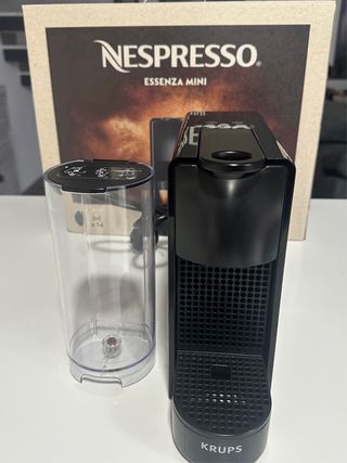 Cafetera Nespresso Essenza Mini + Espumador leche