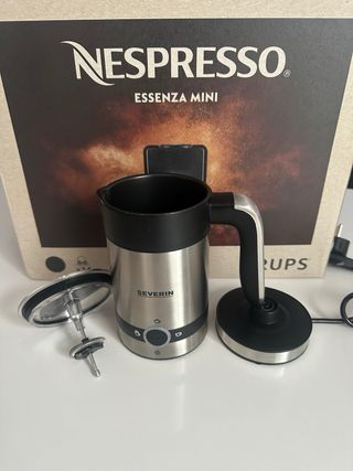 Cafetera Nespresso Essenza Mini + Espumador leche