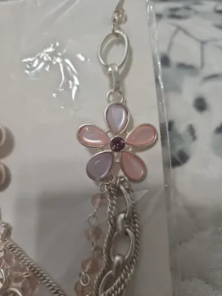 Collar con flores y cadenas