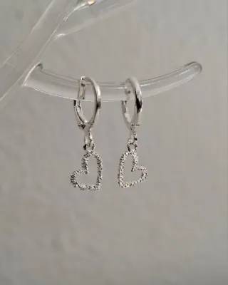 Aros de corazón plateados