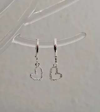 Aros de corazón plateados