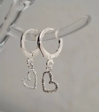 Aros de corazón plateados