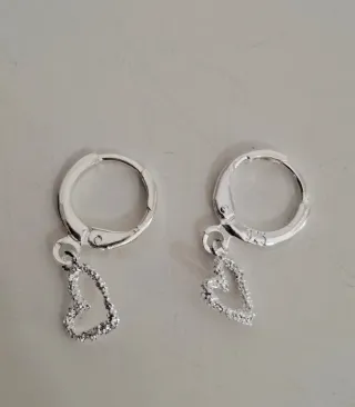 Aros de corazón plateados